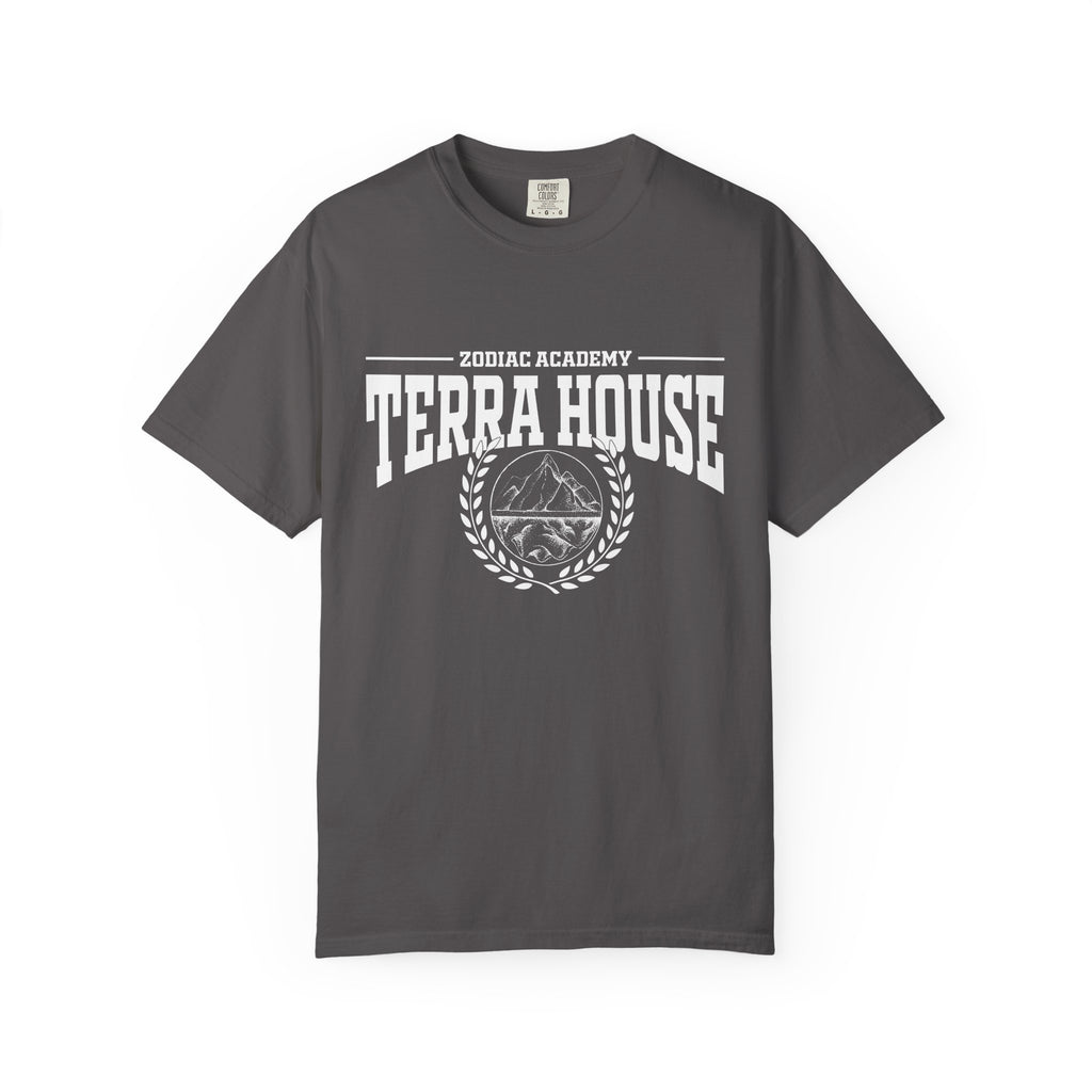 Unisex charcoal Comfort Colors graphic tee from Thtgrlreads featuring a vintage-style white print with "Zodiac Academy Terra House" text and mountain emblem, perfect for bookish fans.