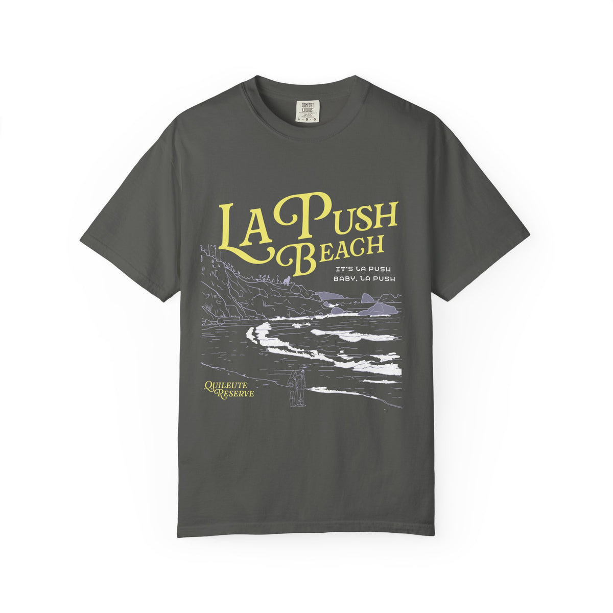 thtgrlreads La Push Comfort Colors graphic tee featuring yellow La Push Beach lettering and a coastal black and white shoreline illustration on faded charcoal cotton tejido
